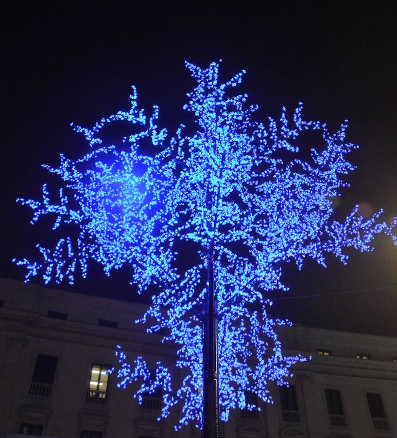 Las calles de la ciudad ya tienen las luces navideñas encendidas. Esta iluminación se mantiene hasta después de Reyes. 