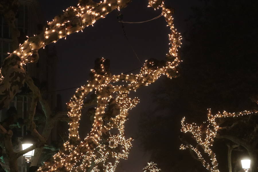 Las calles de la ciudad ya tienen las luces navideñas encendidas. Esta iluminación se mantiene hasta después de Reyes. 