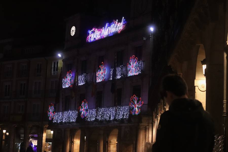 Las calles de la ciudad ya tienen las luces navideñas encendidas. Esta iluminación se mantiene hasta después de Reyes. 
