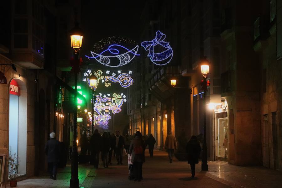 Las calles de la ciudad ya tienen las luces navideñas encendidas. Esta iluminación se mantiene hasta después de Reyes. 