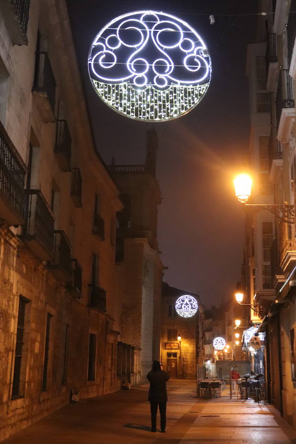 Las calles de la ciudad ya tienen las luces navideñas encendidas. Esta iluminación se mantiene hasta después de Reyes. 