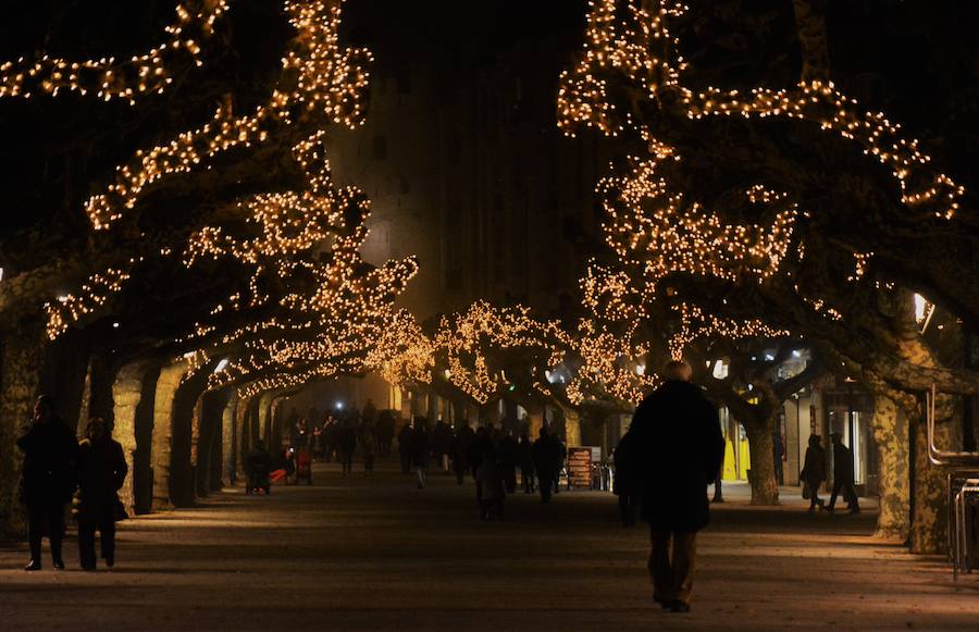 Las calles de la ciudad ya tienen las luces navideñas encendidas. Esta iluminación se mantiene hasta después de Reyes. 
