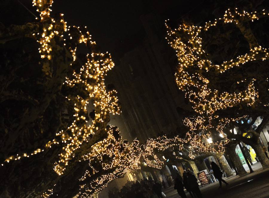 Las calles de la ciudad ya tienen las luces navideñas encendidas. Esta iluminación se mantiene hasta después de Reyes. 