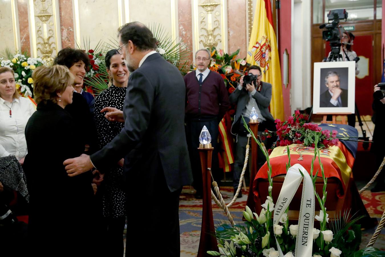 El Rey Felipe VI se ha acercado al Palacio de la Carrera de San Jerónimo para despedirse del que fuera presidente del Congreso,al que ha definido como «un hombre de Estado« que defendió «con pasión« el interés general y la vocación europea de España