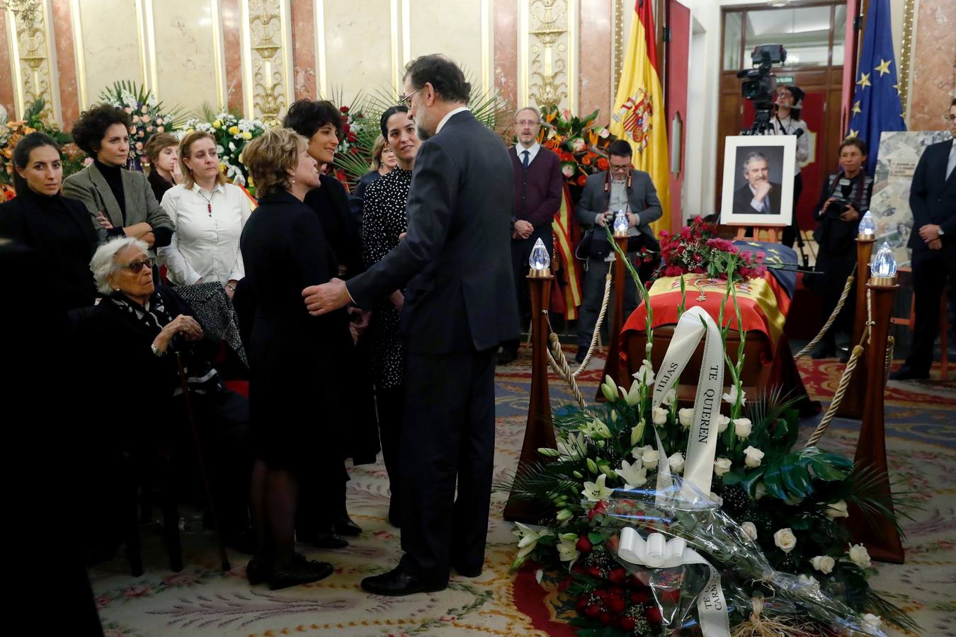 El Rey Felipe VI se ha acercado al Palacio de la Carrera de San Jerónimo para despedirse del que fuera presidente del Congreso,al que ha definido como «un hombre de Estado« que defendió «con pasión« el interés general y la vocación europea de España