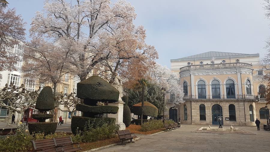 La ciudad burgalesa se ha levantado con el blanco subido, mucho frío pero bellas estampas invernales