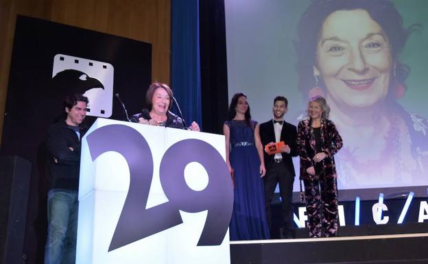 Petra Martínez agradece el premio en la apertura del Festival de Cortos de Aguilar. 