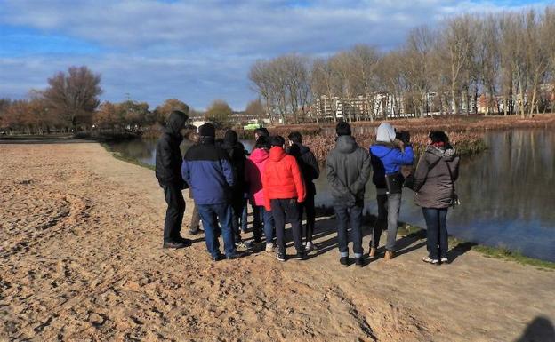 El grupo visitando el río Arlanzón