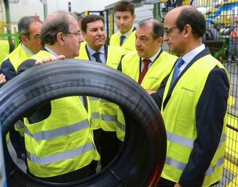 El presidente de la Junta, Juan Vicente Herrera (i), visitó la planta de Bridgestone de Burgos el pasado octubre.