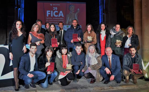 Los premiados posan con sus trofeos. 