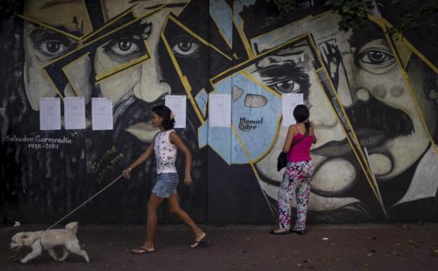 Una mujer busca su mesa de votación en un colegio electoral de Caracas.