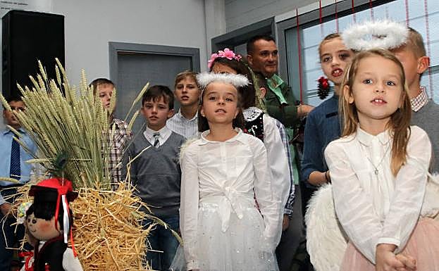 Varios niños interpretan un villancico durante la celebración de la Nochebuena polaca. 