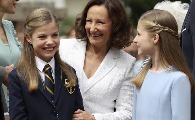 Paloma Rocasolano junto a sus nietas, la infanta Sofía y la Princesa Leonor 