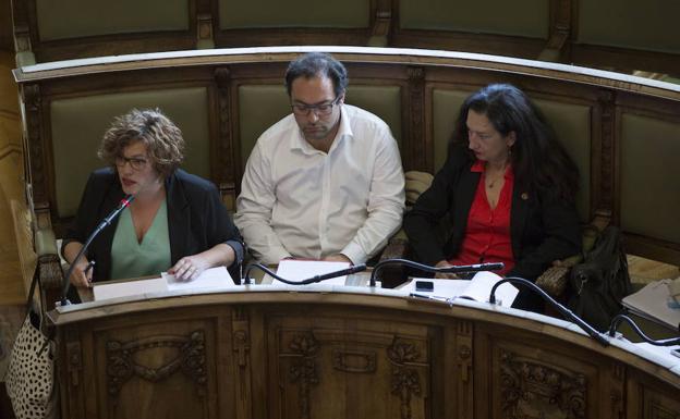 Charo Chávez, Héctor Gallego y Gloria Reguero, en un pleno.