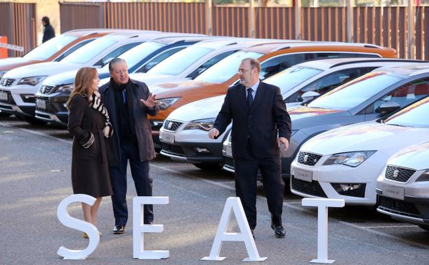 El consejero de Educación, Fernando Rey (D), la presidenta de las Cortes, Silvia Clemente, y el vicepresidente ejecutivo de Relaciones Institucionales de Seat España, Ramón Paredes, posan junto a los vehículos donados por SEAT para los centros de Formación Profesional. 