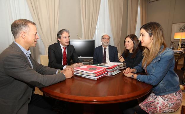 Ander Gil, Íñigo de la Serna, Miguel Ángel Adrián, Esther Peña y Aitana Hernando