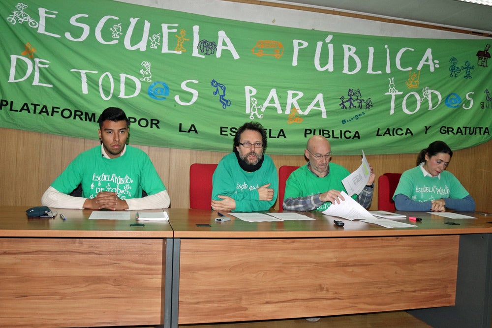 Miembros de la Plataforma en Defensa de la Escuela Pública en rueda de prensa