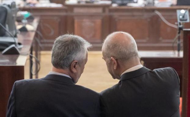 Chaves y Griñán conversan en el banquillo en la Audiencia Provincial de Sevilla.