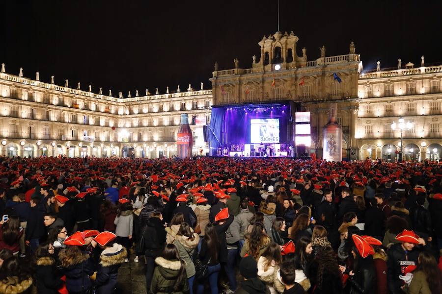 La lluvia no desanimó a miles de jóvenes que acudieron a la Plaza Mayor de Salamanca para celebrar la Nochevieja Universitaria. 