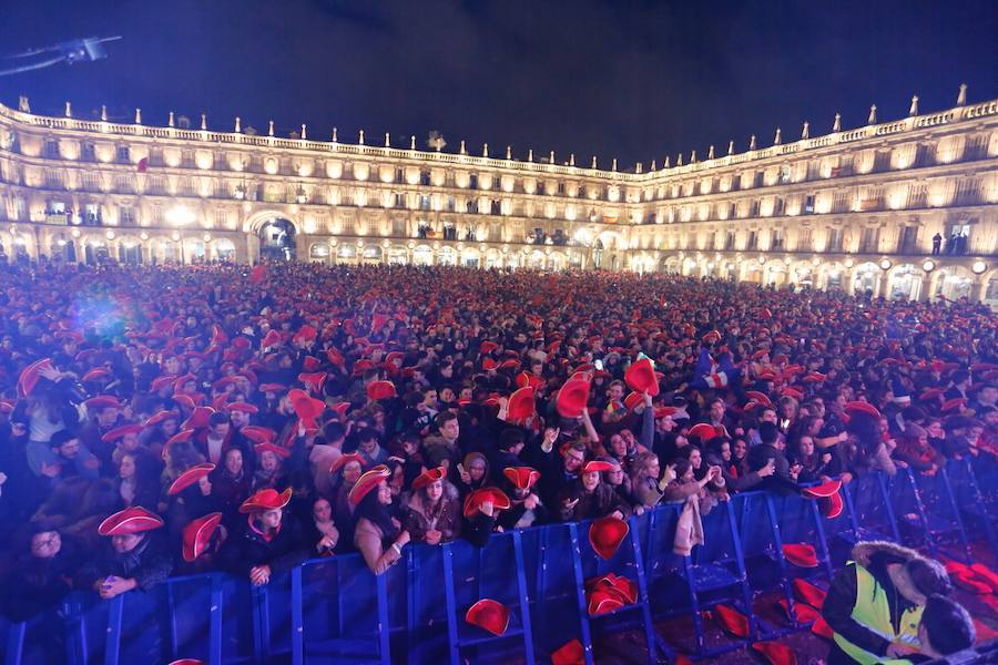 La lluvia no desanimó a miles de jóvenes que acudieron a la Plaza Mayor de Salamanca para celebrar la Nochevieja Universitaria. 