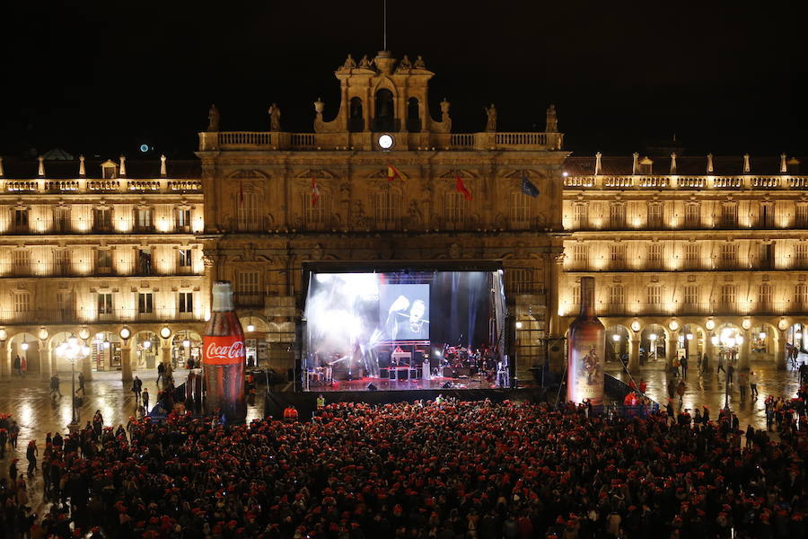 La lluvia no desanimó a miles de jóvenes que acudieron a la Plaza Mayor de Salamanca para celebrar la Nochevieja Universitaria. 