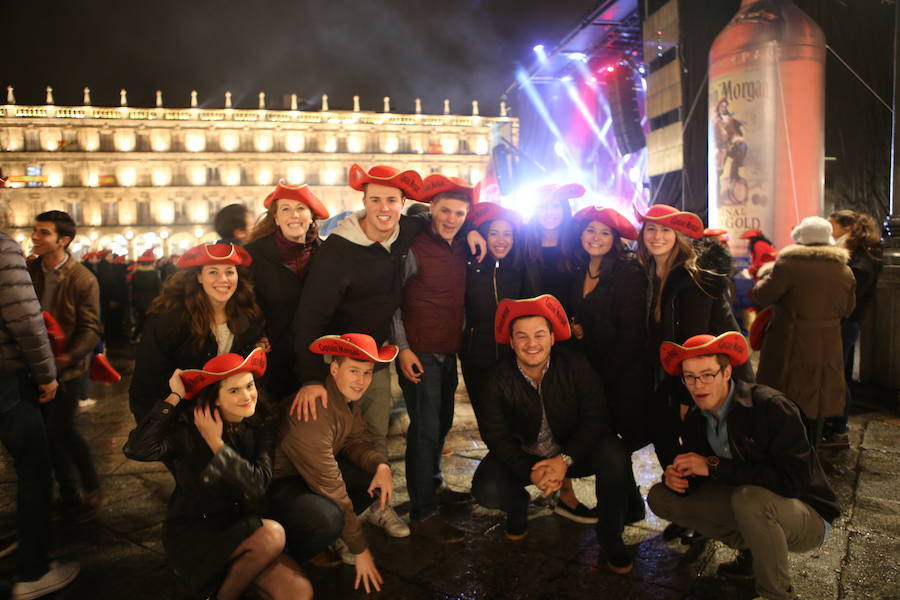 La lluvia no desanimó a miles de jóvenes que acudieron a la Plaza Mayor de Salamanca para celebrar la Nochevieja Universitaria. 