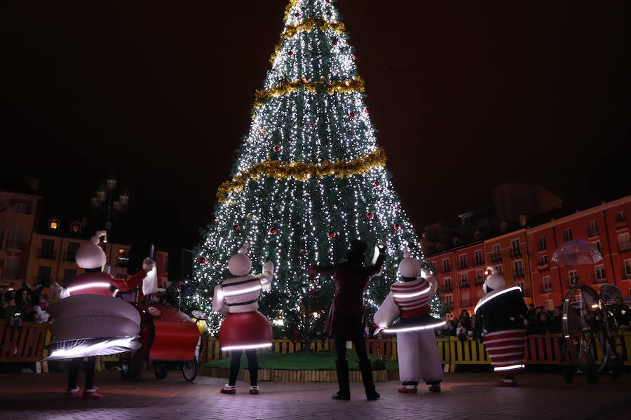 Así luce la Plaza Mayor tras el encendido del árbol