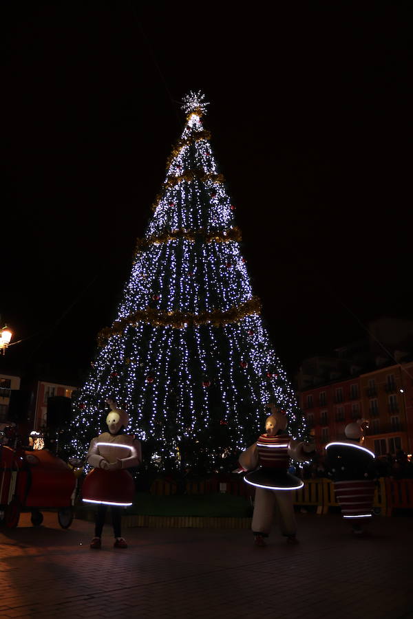 Así luce la Plaza Mayor tras el encendido del árbol