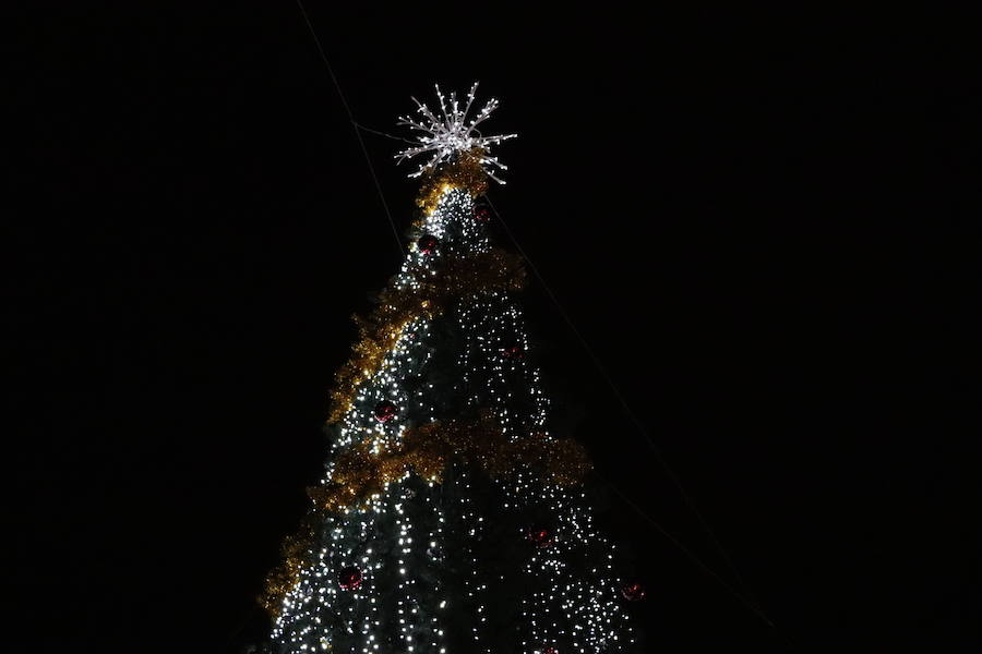 Así luce la Plaza Mayor tras el encendido del árbol