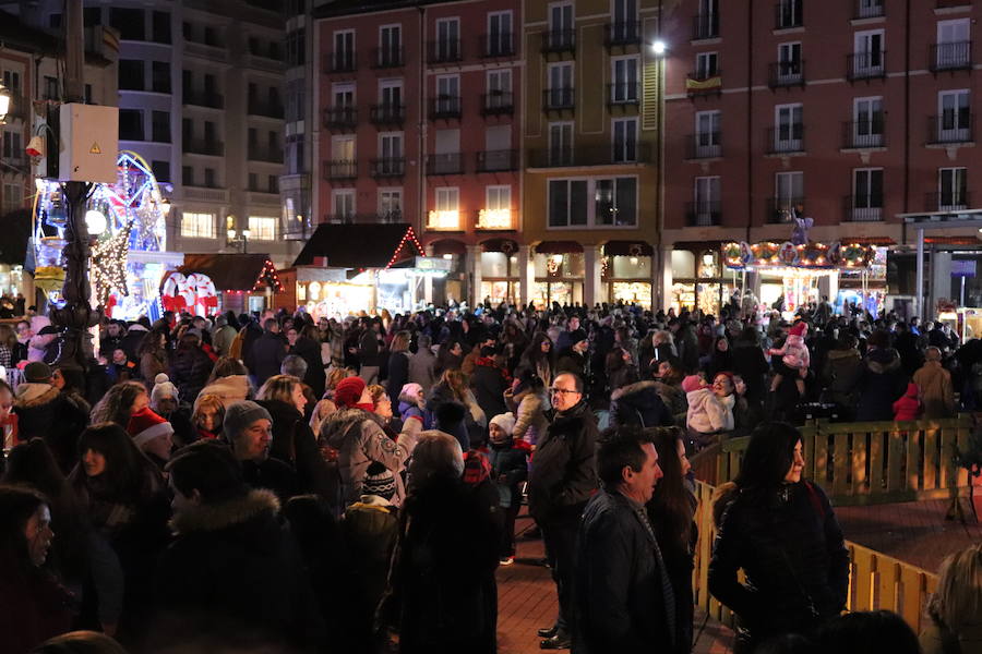 Así luce la Plaza Mayor tras el encendido del árbol