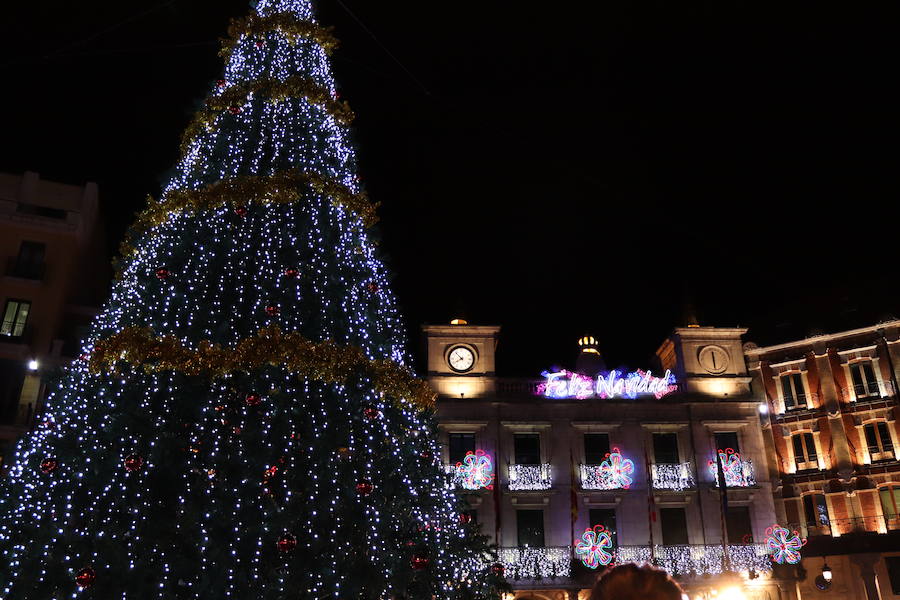Así luce la Plaza Mayor tras el encendido del árbol