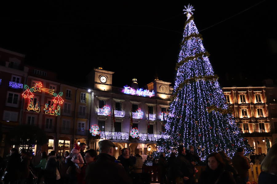 Así luce la Plaza Mayor tras el encendido del árbol