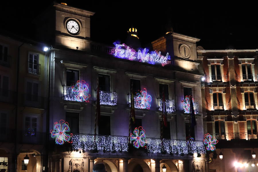 Así luce la Plaza Mayor tras el encendido del árbol
