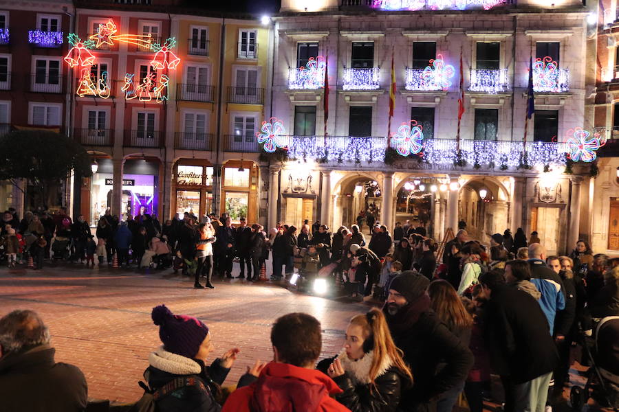 Así luce la Plaza Mayor tras el encendido del árbol