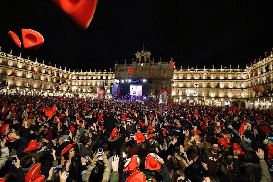 La lluvia no desanimó a miles de jóvenes que acudieron a la Plaza Mayor de Salamanca para celebrar la Nochevieja Universitaria. 