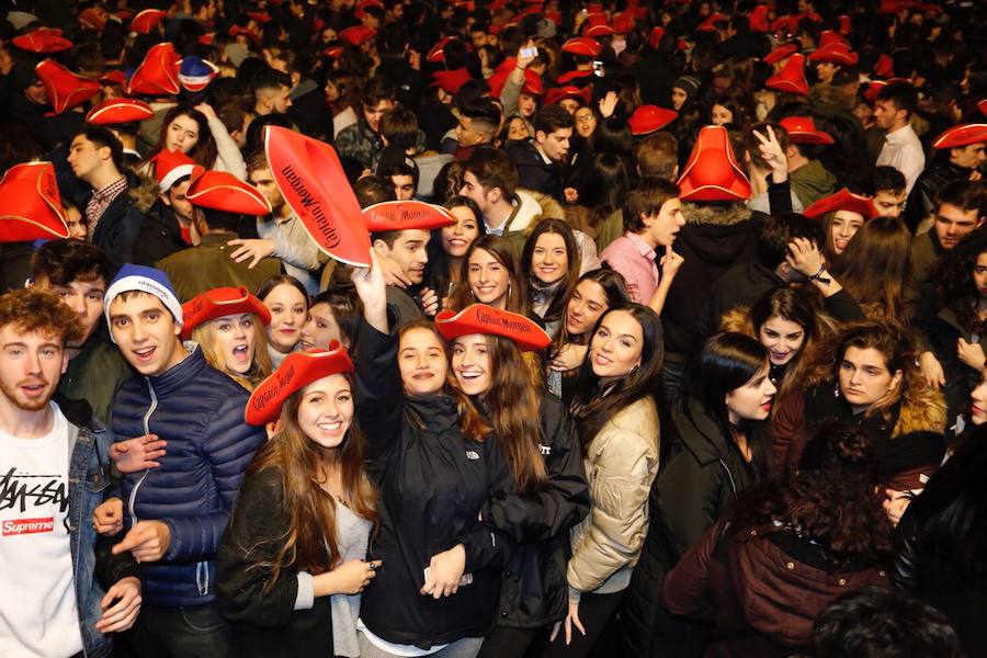 La lluvia no desanimó a miles de jóvenes que acudieron a la Plaza Mayor de Salamanca para celebrar la Nochevieja Universitaria. 