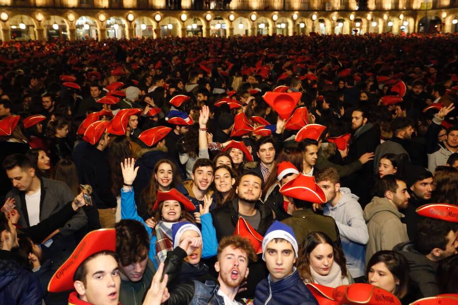 La lluvia no desanimó a miles de jóvenes que acudieron a la Plaza Mayor de Salamanca para celebrar la Nochevieja Universitaria. 