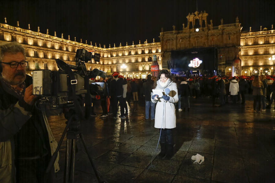 La lluvia no desanimó a miles de jóvenes que acudieron a la Plaza Mayor de Salamanca para celebrar la Nochevieja Universitaria. 