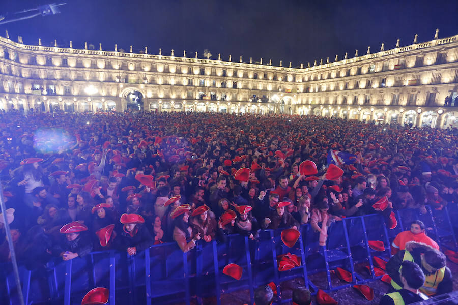 La lluvia no desanimó a miles de jóvenes que acudieron a la Plaza Mayor de Salamanca para celebrar la Nochevieja Universitaria. 