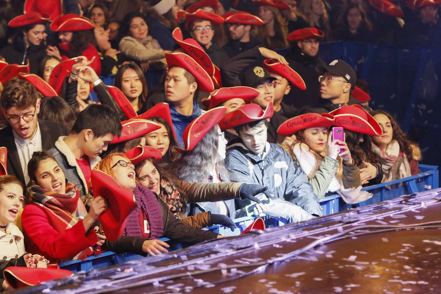 La lluvia no desanimó a miles de jóvenes que acudieron a la Plaza Mayor de Salamanca para celebrar la Nochevieja Universitaria. 