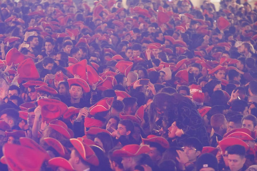 La lluvia no desanimó a miles de jóvenes que acudieron a la Plaza Mayor de Salamanca para celebrar la Nochevieja Universitaria. 