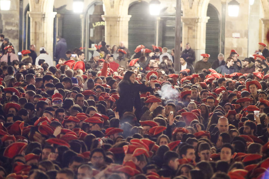 La lluvia no desanimó a miles de jóvenes que acudieron a la Plaza Mayor de Salamanca para celebrar la Nochevieja Universitaria. 