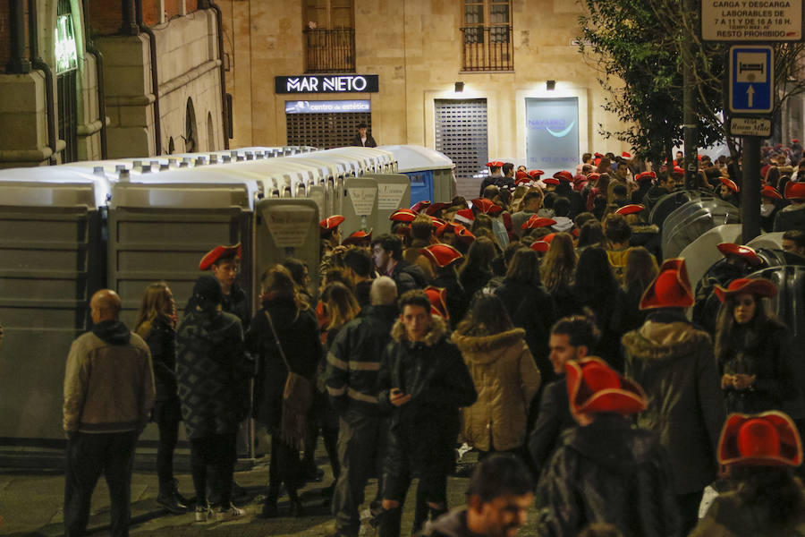 La lluvia no desanimó a miles de jóvenes que acudieron a la Plaza Mayor de Salamanca para celebrar la Nochevieja Universitaria. 