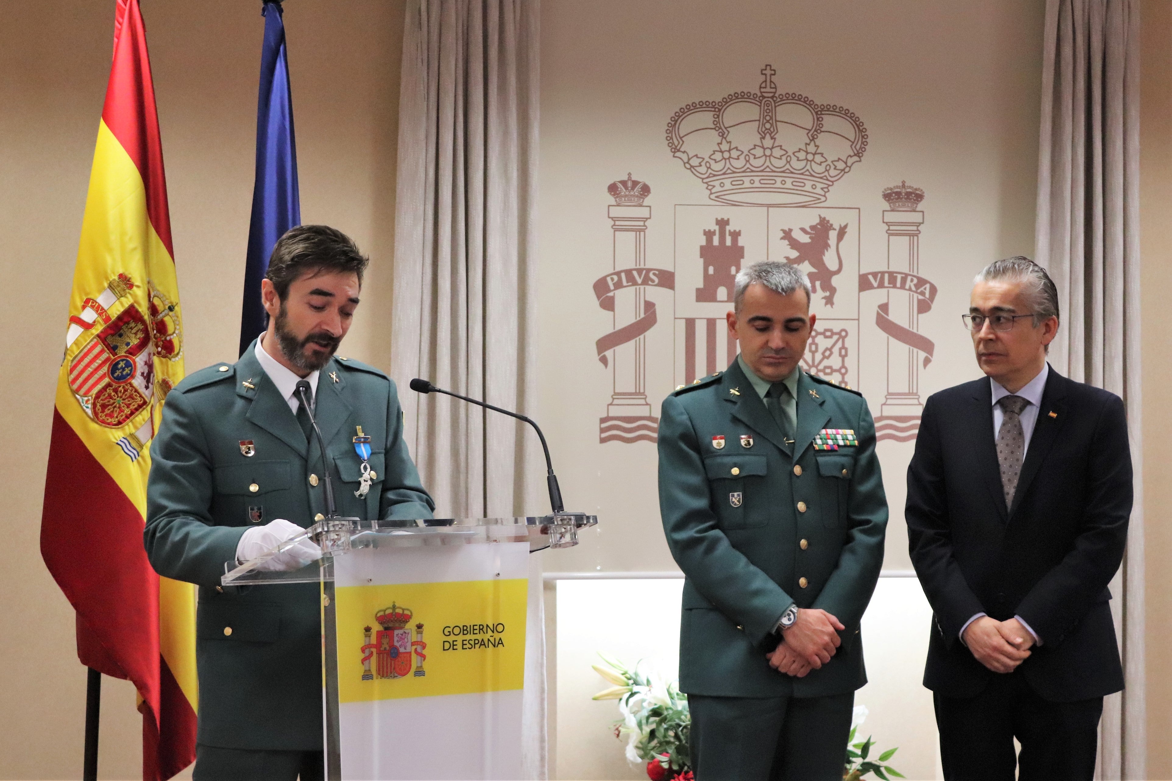 El subdelegado del Gobierno en Burgos, Roberto Saiz y el teniente coronel Jefe de la Comandancia, Alfonso Martín, han entregado las medallas al Mérito Civil a los tres guardias civiles, Francisco José Gutiérrez, Jesús Alberto Bengoechea y Francisco Javier García.