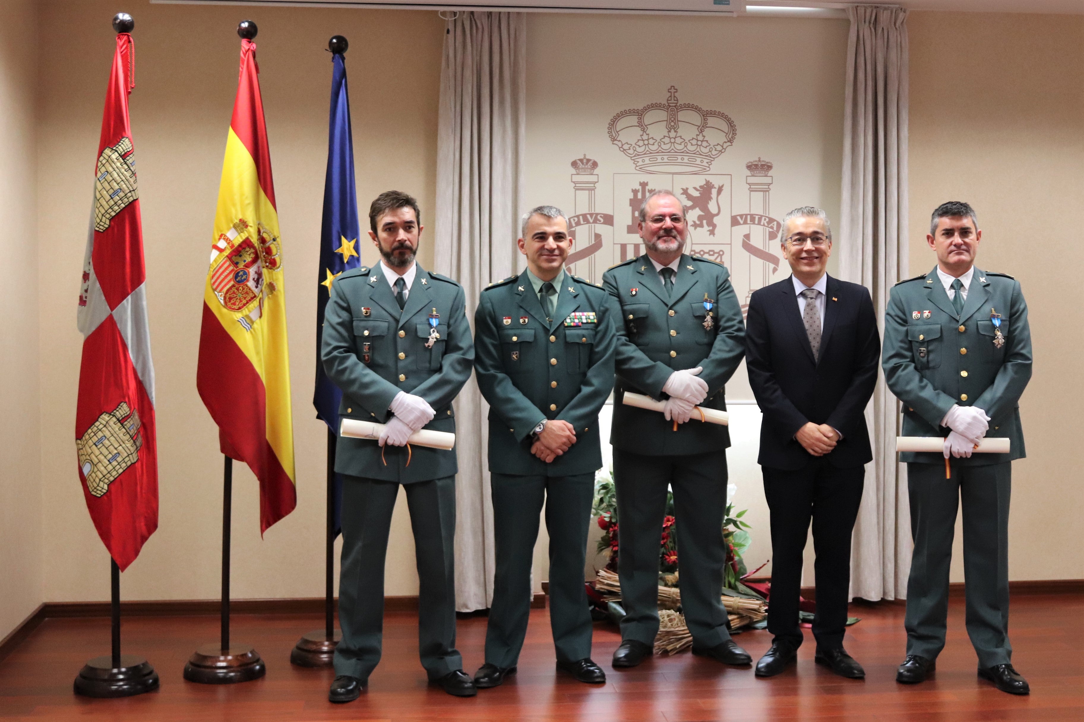 El subdelegado del Gobierno en Burgos, Roberto Saiz y el teniente coronel Jefe de la Comandancia, Alfonso Martín, han entregado las medallas al Mérito Civil a los tres guardias civiles, Francisco José Gutiérrez, Jesús Alberto Bengoechea y Francisco Javier García.