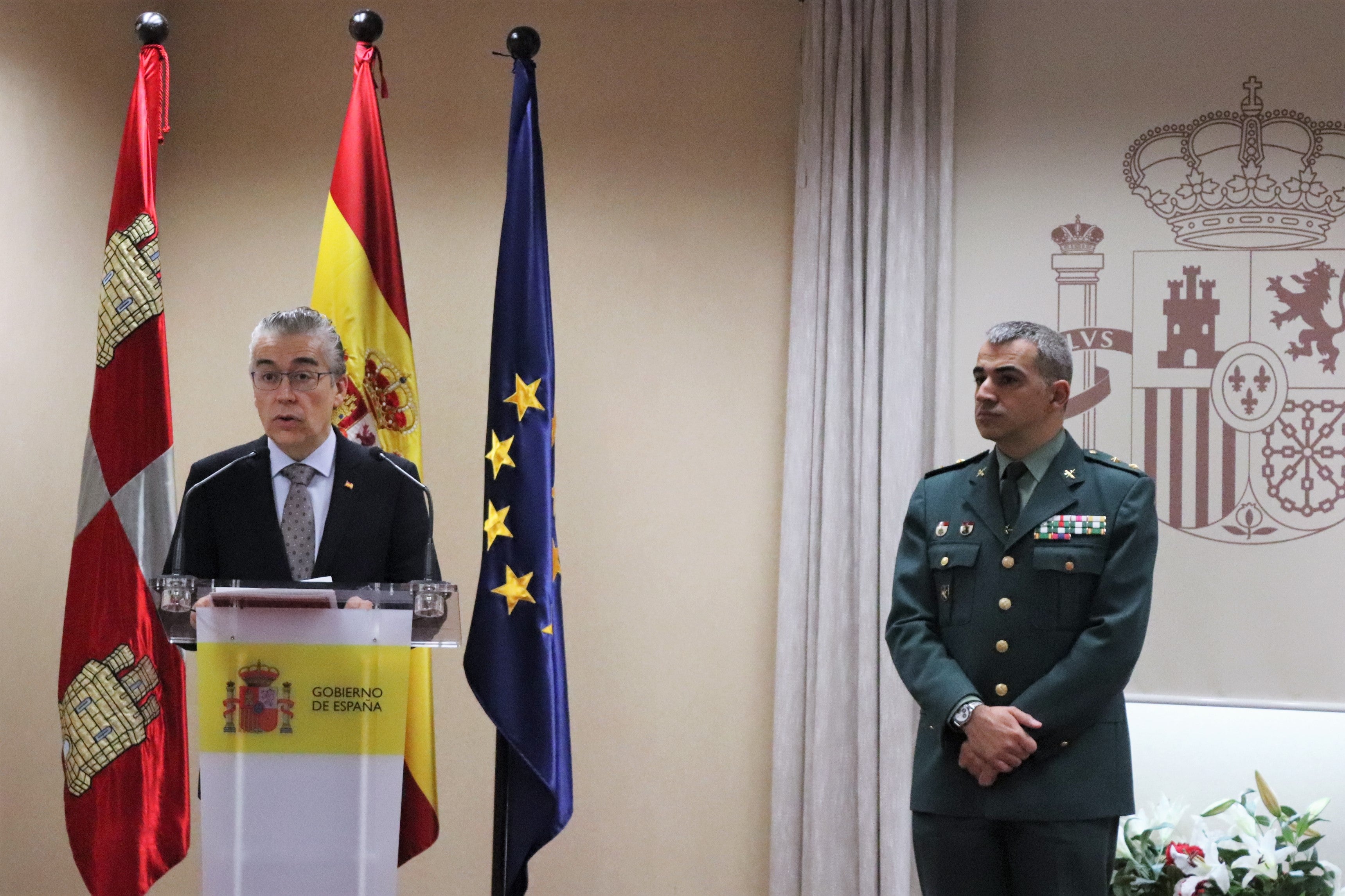 El subdelegado del Gobierno en Burgos, Roberto Saiz y el teniente coronel Jefe de la Comandancia, Alfonso Martín, han entregado las medallas al Mérito Civil a los tres guardias civiles, Francisco José Gutiérrez, Jesús Alberto Bengoechea y Francisco Javier García.
