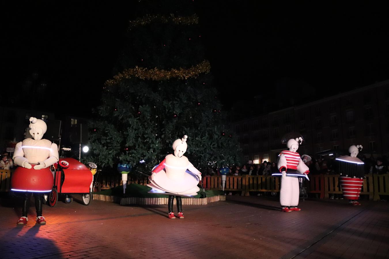 Así luce la Plaza Mayor tras el encendido del árbol