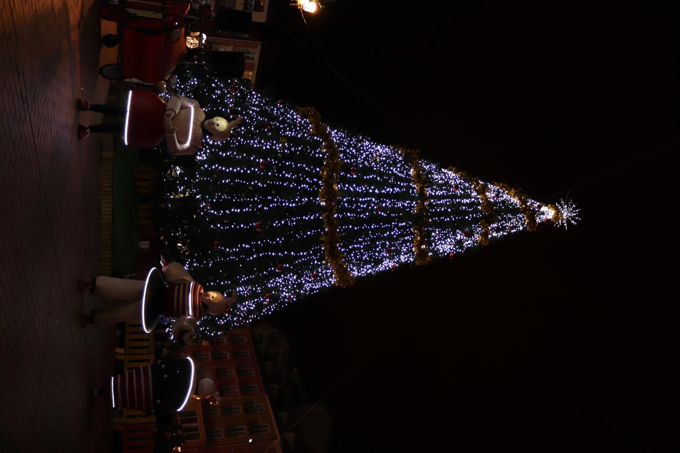 Así luce la Plaza Mayor tras el encendido del árbol