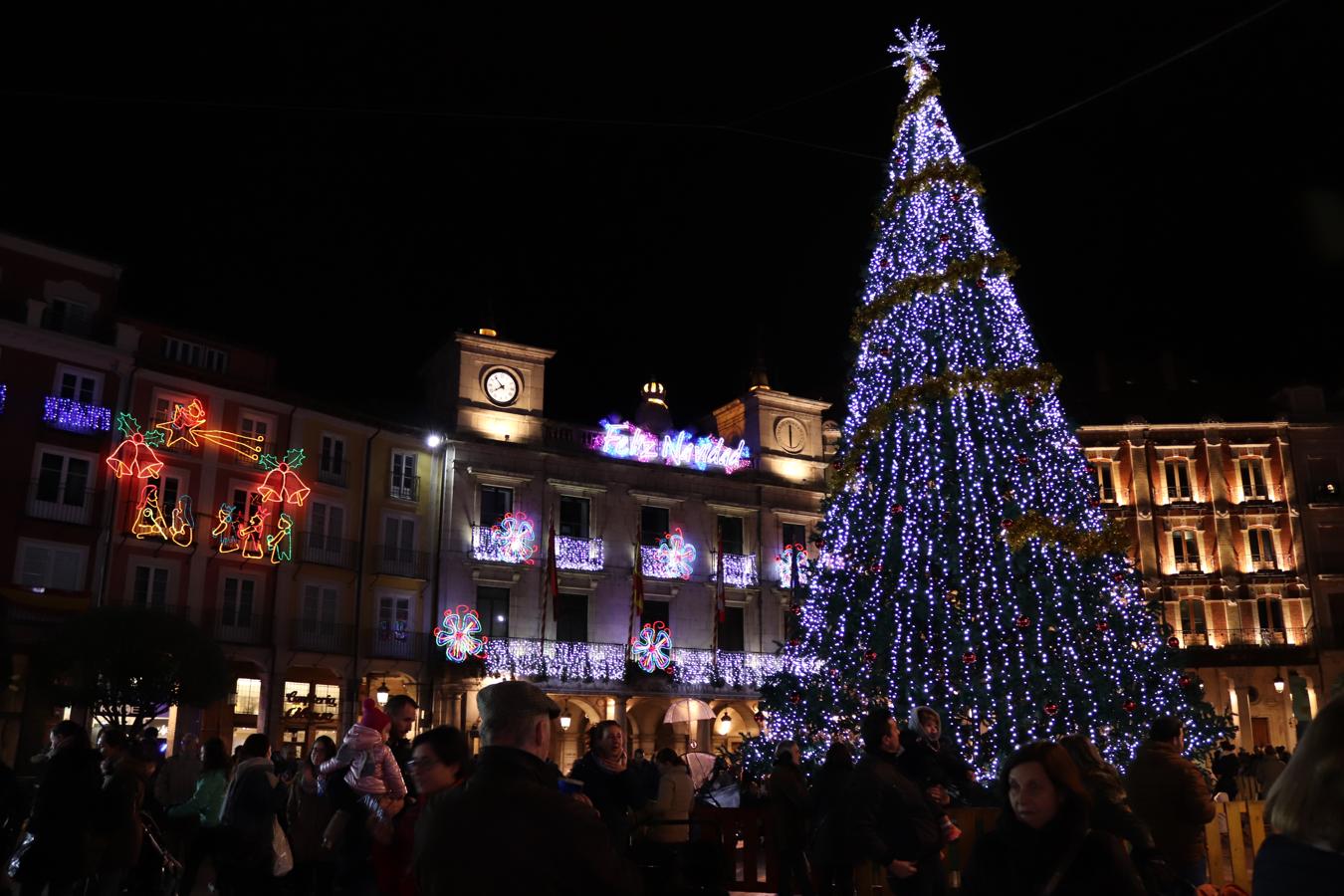 Así luce la Plaza Mayor tras el encendido del árbol