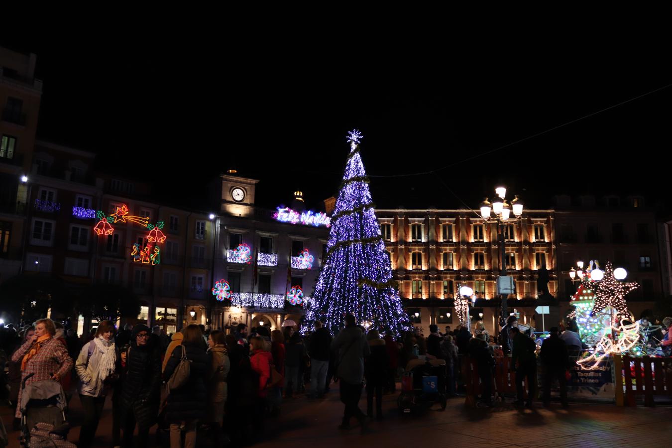 Así luce la Plaza Mayor tras el encendido del árbol